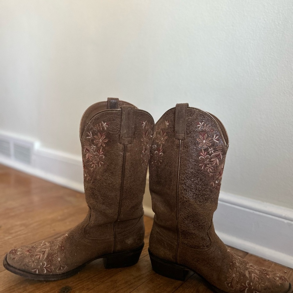 Ariat Brown Embroidered Heeled Boots - Picture 8 of 8
